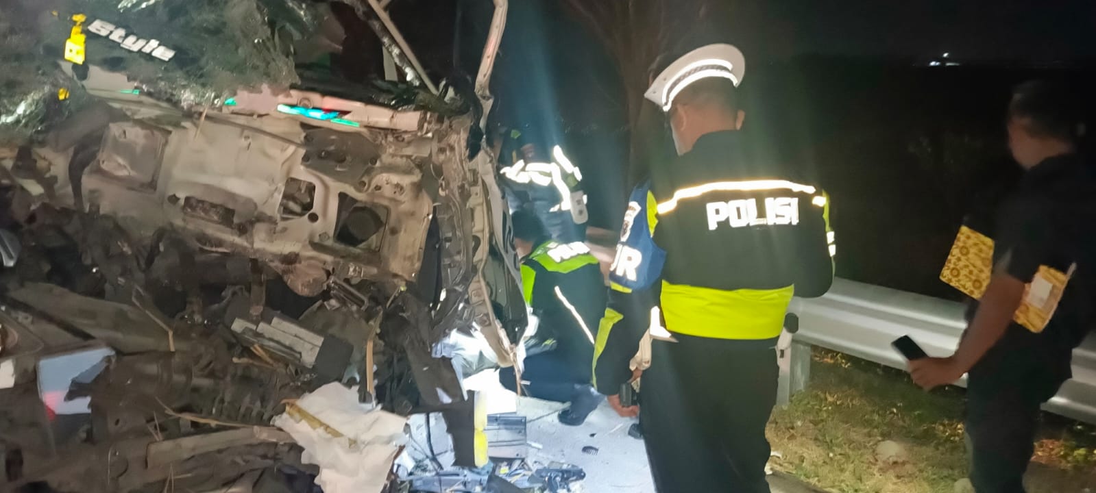 HANCUR: Body depan truk ekspedisi menabrak truk gandeng di jalan tol Jombang-Mojokerto.