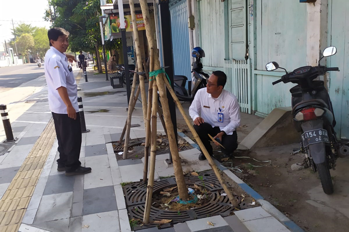 DICEK: Jaringan listrik untuk stand lamp trotoar Jl KH Wahid Hasyim Jombang bermasalah.