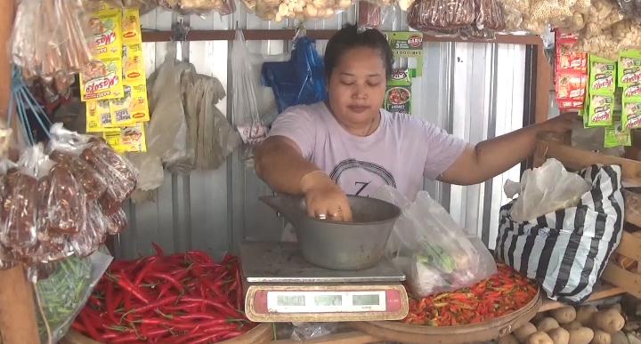 Salah satu pedagang di Pasar Legi saat melayani pembeli.