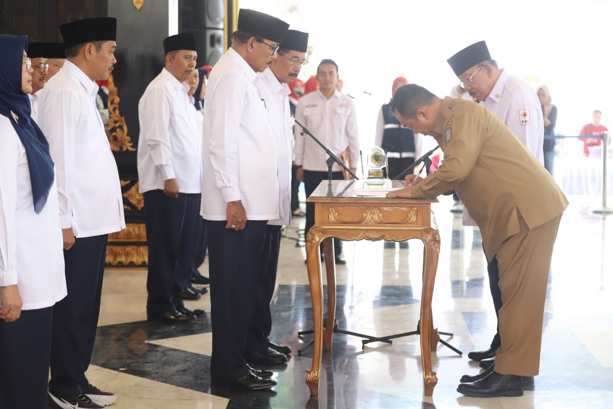 APRESIASI: Pj Bupati Jombang, Teguh Narutomo, menandatangani pakta integritas dan berita acara pelantikan dewan kehormatan dan pengurus PMI Kabupaten Jombang.