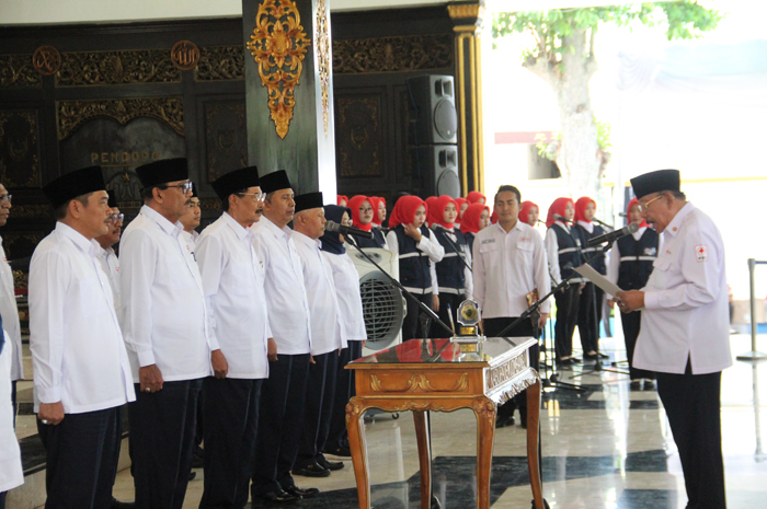 SAH: Ketua PMI Jawa Timur, Imam Utomo S, melantik dewan kehormatan dan pengurus PMI Jombang di Pendopo Kabupaten Jombang, Senin (9/9).