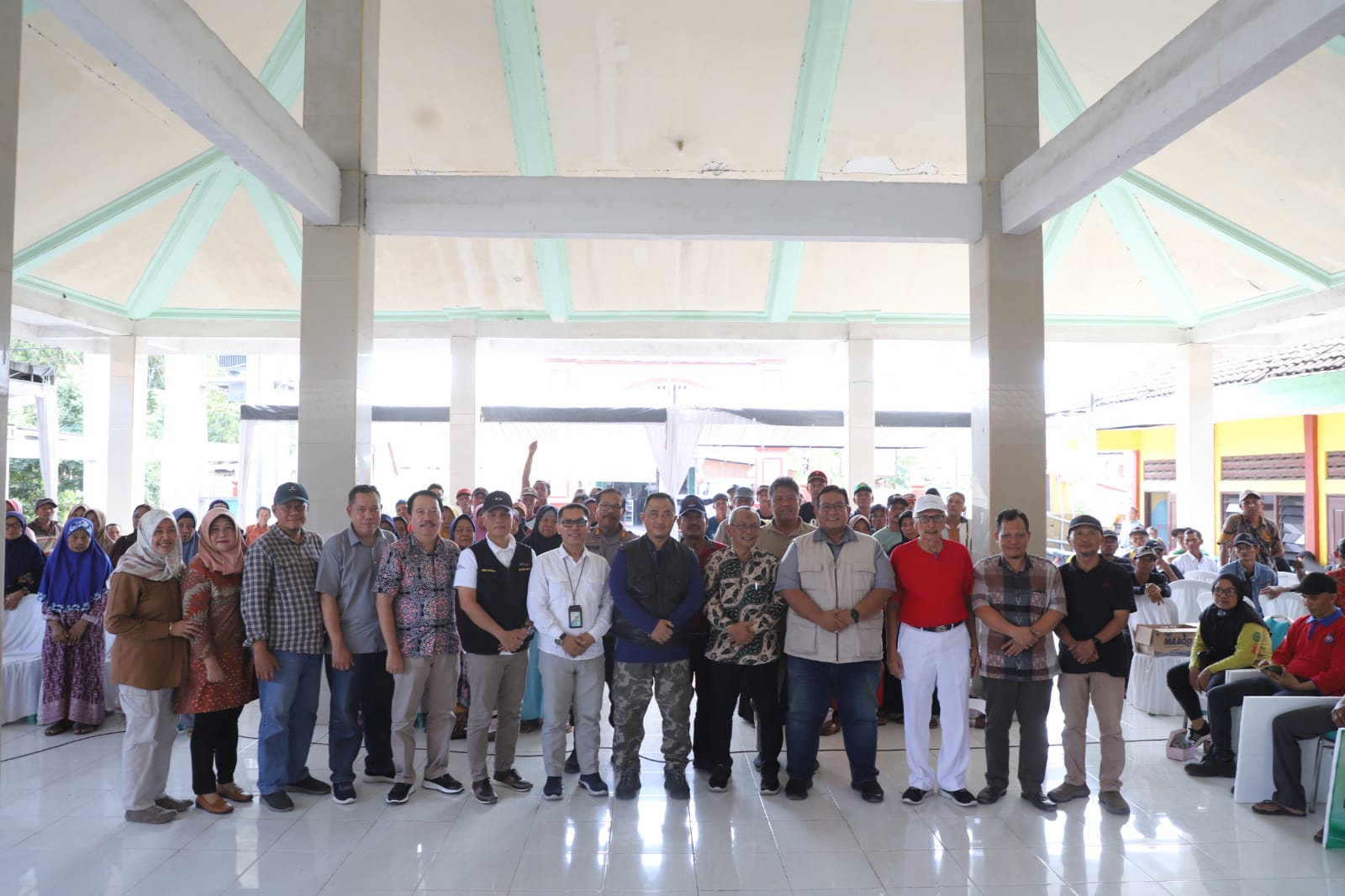 SINERGI: Pj Bupati Jombang Teguh Narutomo bersama penerima manfaat iuran BPJS Ketenagakerjaan.