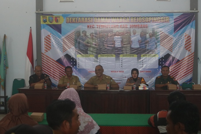 KOMPAK: Forkopimcam Tembelang dan Kades Rejosopinggir saat memimpin kegiatan deklarasi perdamaian di Balai Desa Rejosopinggir (10/9).