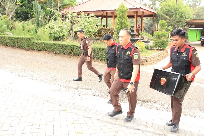 Penyidik Kejaksaan Negeri Jombang berhasil menyita sejumlah dokumen penting terkait penyaluran dana bergulir sebesar Rp 1,5 miliar dari Bank UMKM Jatim ke Perumda Panglungan.