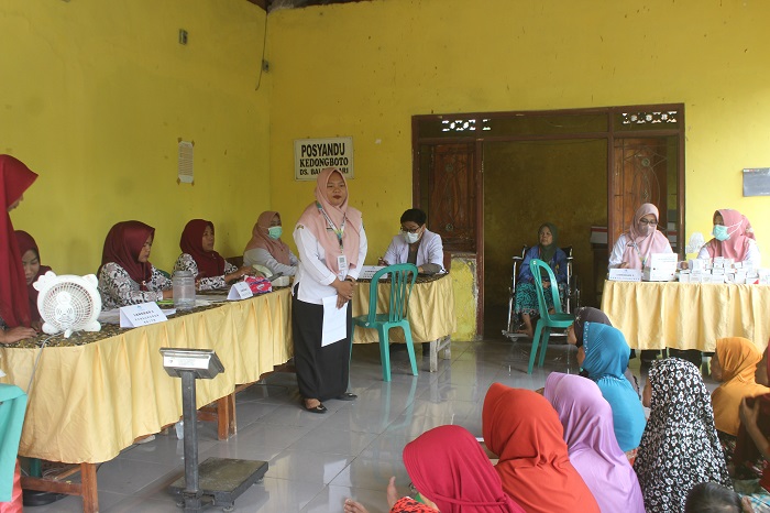 PELAYANAN TERBAIK: Tim Puskesmas Megaluh memberikan penyuluhan kesehatan di gedung posyandu Dusun Kedungboto Desa Balongsari, Selasa (10/9).