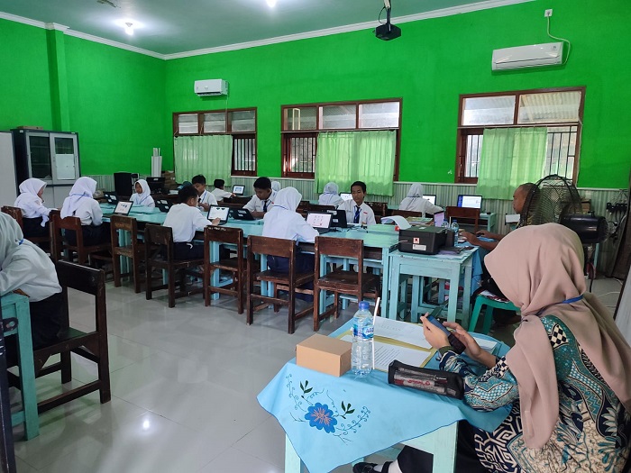 KETAT: ANBK di SMPN 1 Megaluh diawasi ketat oleh pengawas dari SMP lain, kemarin (10/9).