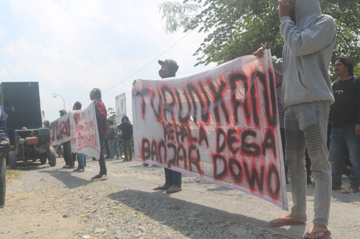DIDEMO: Puluhan warga Desa Banjardowo, Kecamatan Kabuh, Jombang, menggeruduk kantor desa Rabu (11/9) siang.