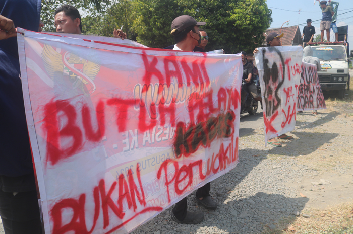 DIDEMO: Puluhan warga Desa Banjardowo, Kecamatan Kabuh, Jombang, menggeruduk kantor desa Rabu (11/9) siang.