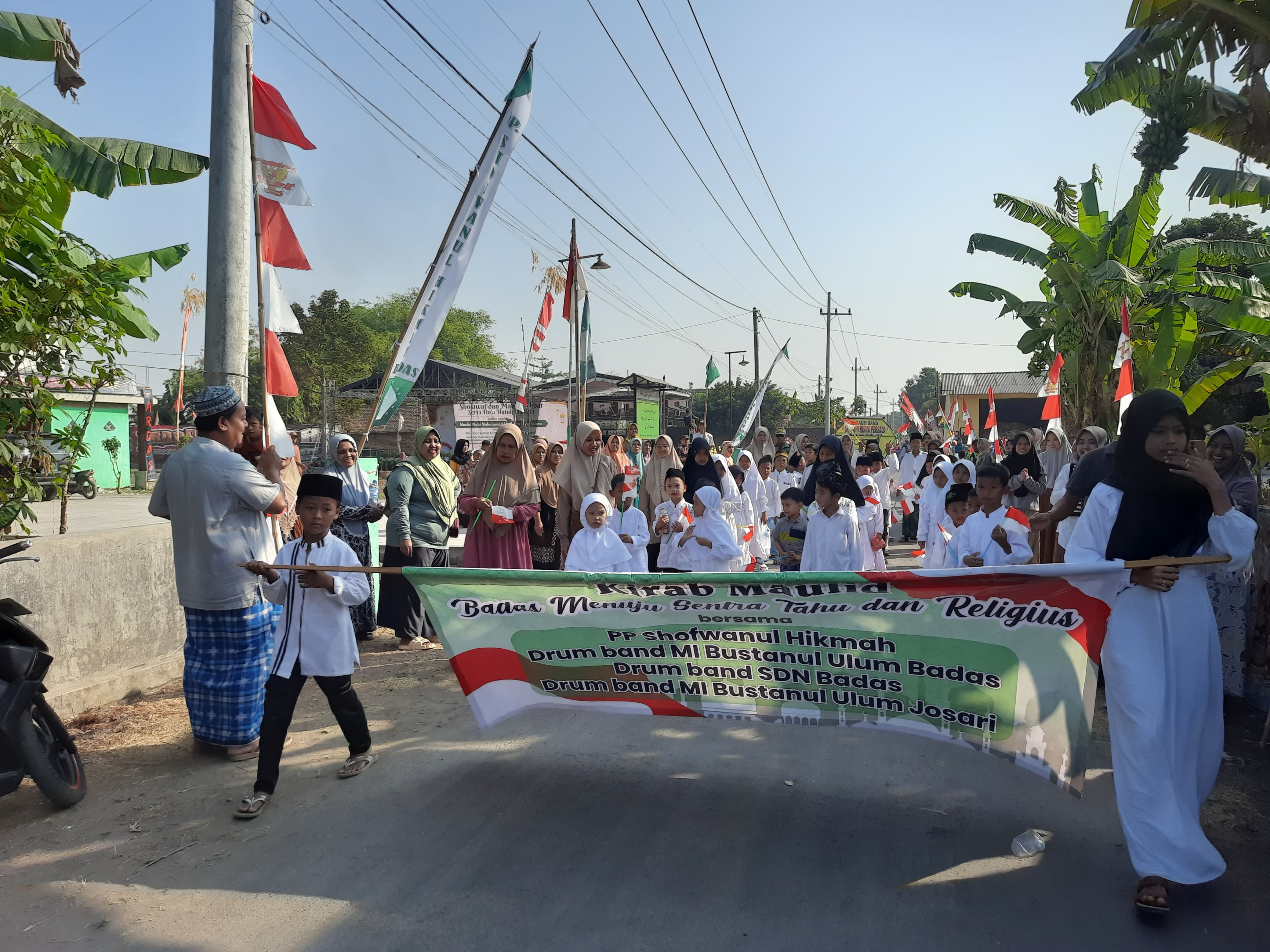 TELADAN: Pengasuh PP Shofwanul Hikmah Desa Badas Kecamatan Sumobito, Jombang, KH Moh Roihan Sugondo bersama santri yang mengikuti kirab maulid, (11/9).