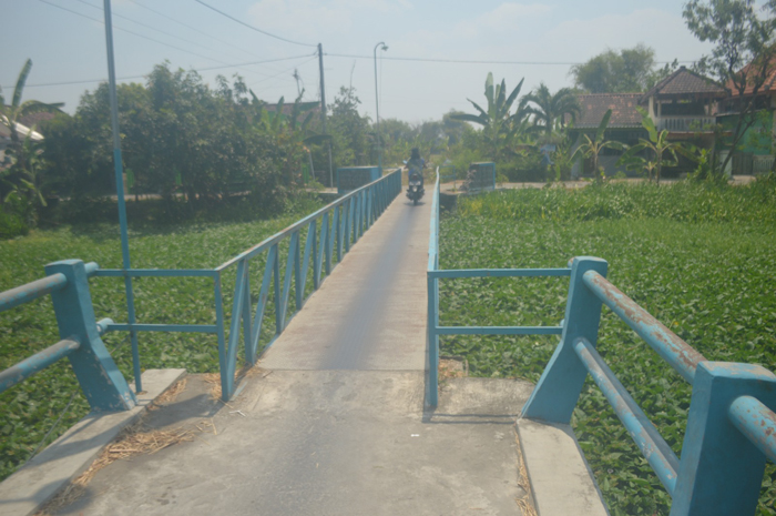 BAKAL TERTANGANI: Pengendara melintas di jembatan Desa Kudubanjar, Kecamatan Kudu, Jombang yang menyempit.