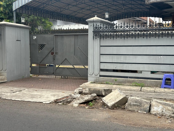 BUTUH PERBAIKAN: Trotoar rusak di Jalan Urip Sumoharjo Desa Kepatihan, Kecamatan Jombang (12/9).