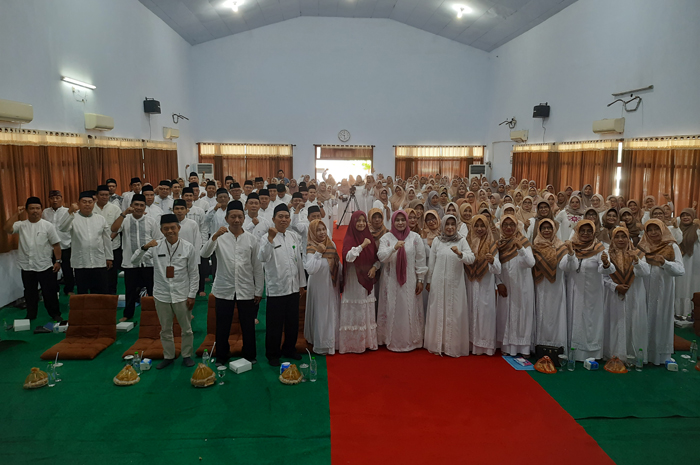KOMPAK: Wor Windari, Plh Kepala dan Pembina DWP Dinas P dan K Jombang foto bersama seluruh undangan yang hadir.