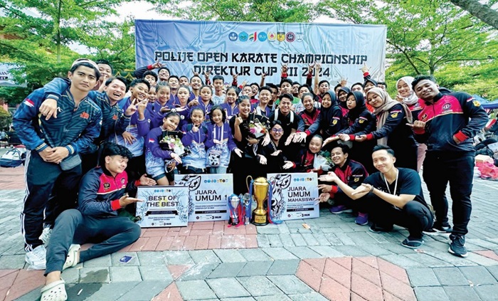 KOMPAK: Atlet JKC bersama trofi juara umum di GOR Joeang 45 Politeknik Negeri Jember (9/9).