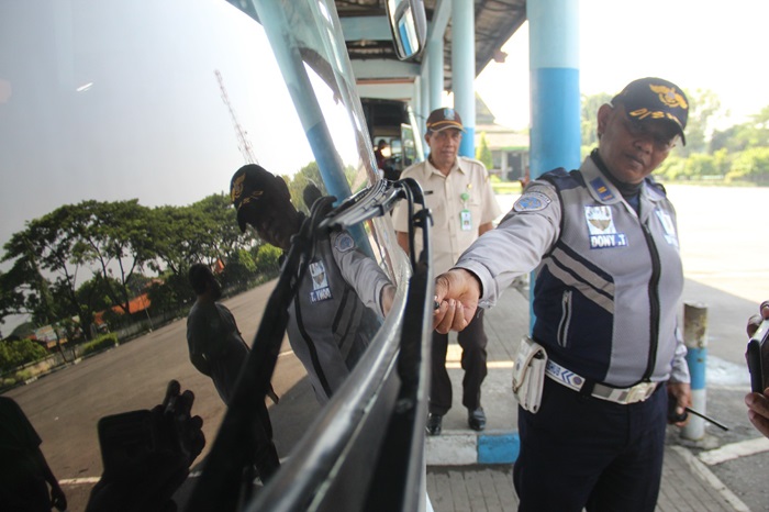 CEK: Petugas Dishub Jombang memeriksa uji kelayakan kendaraan (26/3).