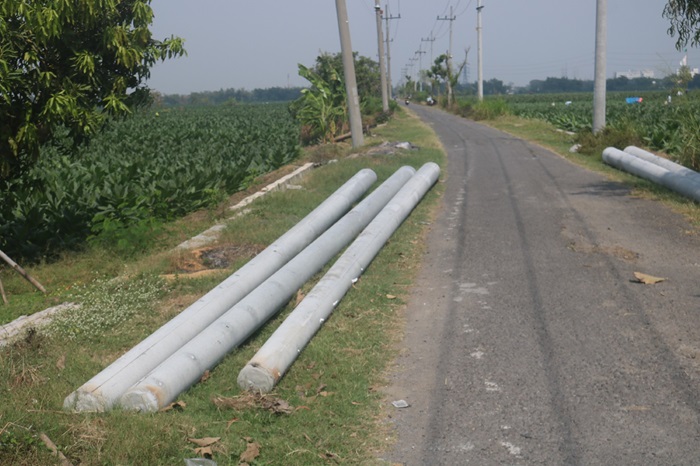 PERSIAPAN:  Tiang listrik dipindah untuk persiapan proyek jalan Jatigedong-Jatibanjar Kecamatan Ploso, Jombang (8/8).