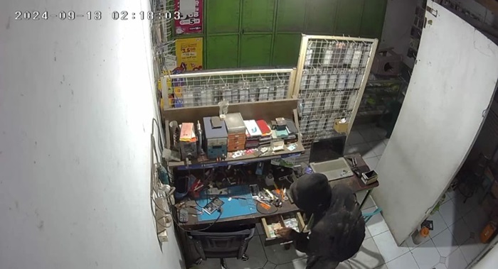 DIOBOK-OBOK MALING: Tangkapan layar aksi maling konter HP di Jalan Raya Desa Catakgayam, Kecamatan Mojowarno, Jombang terekam kamera CCTTV.