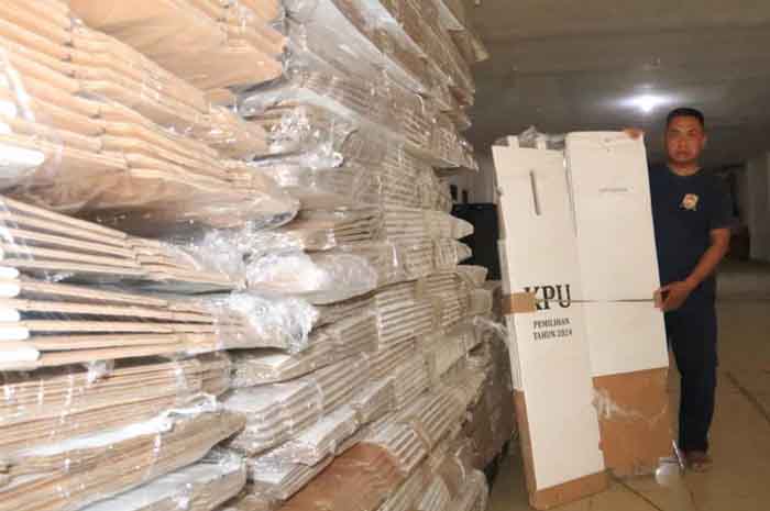 MULAI DIRAKIT: Tumpukan kotak suara di Kantor KPU Jombang baru turun, Jumat (13/9).