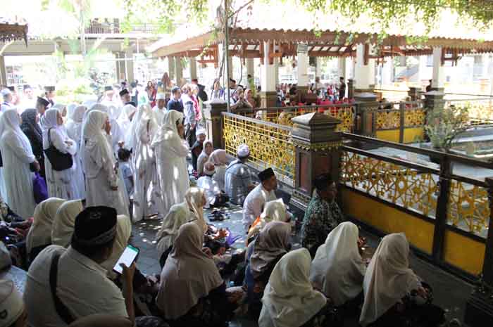 PADAT: Ribuan peziarah silih berdatangan ke Makam Gus Dur di kompleks Pondok Pesantren Tebuireng, Jombang, Senin (16/9).