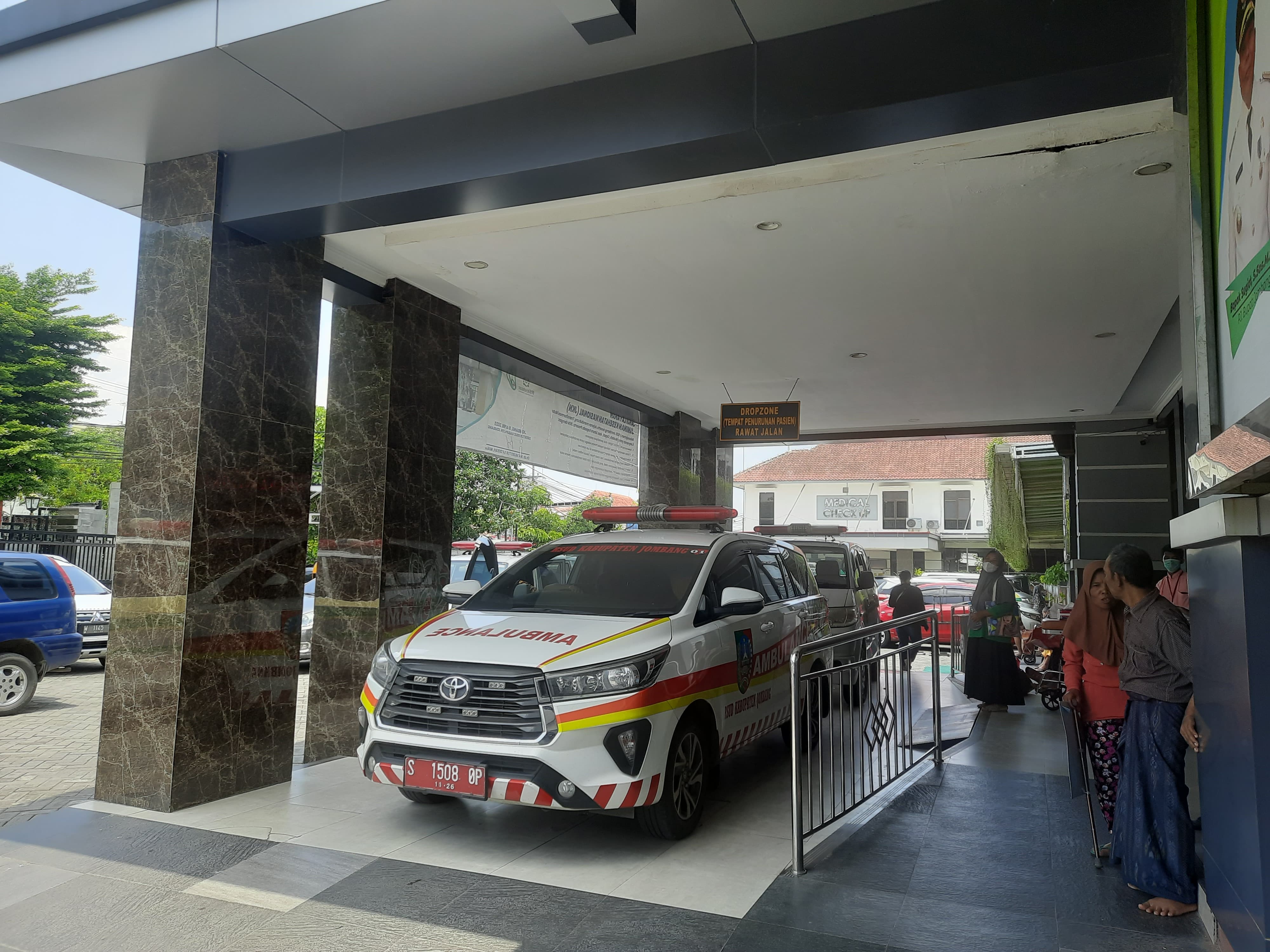 SILIH BERGANTI: Ambulans yang datang di IGD RSUD Jombang datang silih berganti setiap hari.