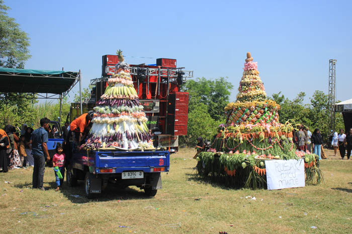 WUJUD RASA SYUKUR: Suasana kirab gunungan tumpeng potensi lokal di Dusun Sawahan, Desa Sambirejo, Kecamatan Jogoroto, Jombang.