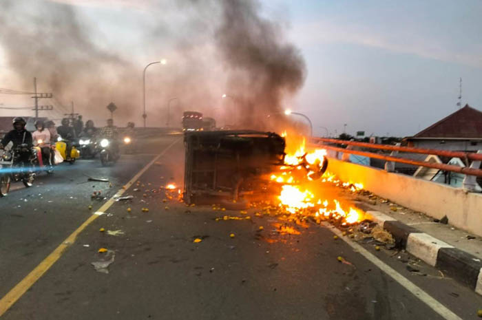 TERBAKAR: Kecelakaan beruntun melibatkan tiga kendaraan bermotor terjadi di Jembatan Ploso, Desa Rejoagung, Kecamatan Ploso, Jombang pada Minggu (15/9) pagi.