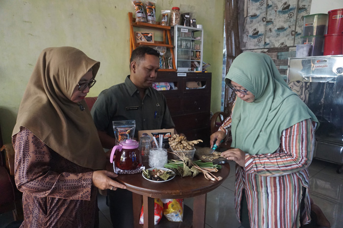 INSPIRATIF: Kepala Kelurahan Kaliwungu, Jombang Ade Yudha Kusuma menyaksikan proses olahan Tanaman Obat Keluarga (Toga).