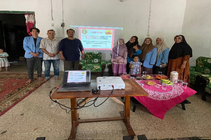 KREATIF: Tim PKM UNHASY Tebuireng di UD Asafa Jamur Tiram di Kecamatan Ngoro, Jombang (7-9/9).