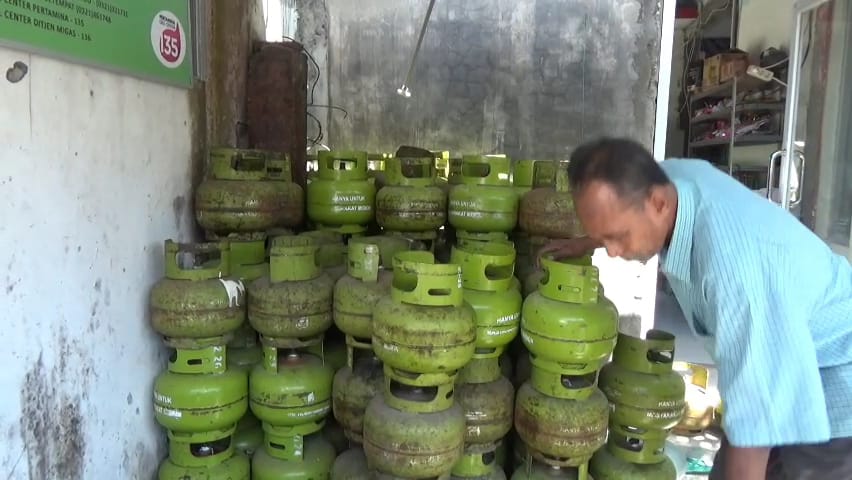 KOSONG: Keberadaan tabung gas elpiji 3 kilogram atau tabung gas melon yang diperuntukkan untuk warga miskin di Kabupaten Jombang, mulai sulit ditemukan.