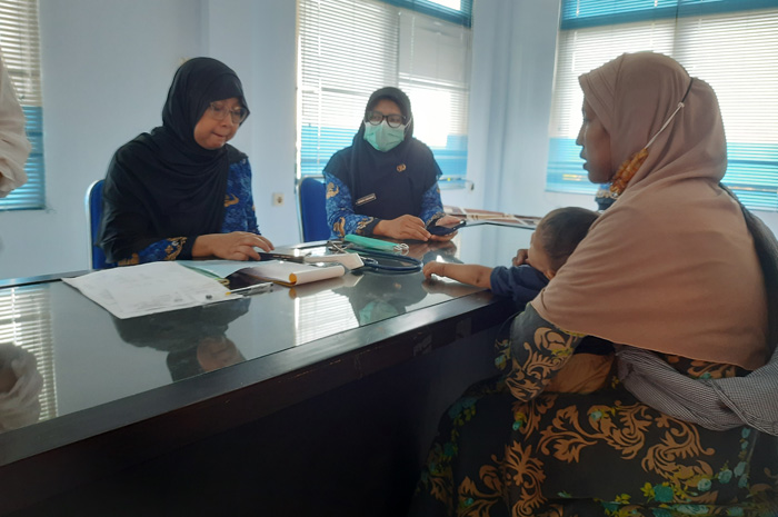 RUTIN: Pemeriksaan balita stunting di Puskesmas Mayangan Jogoroto, Jombang.