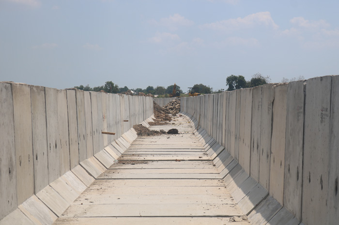DIKEJAR DEADLINE: Proyek irigasi Pariterong di Desa Ngudirejo, Kecamatan Diwek, Jombang.