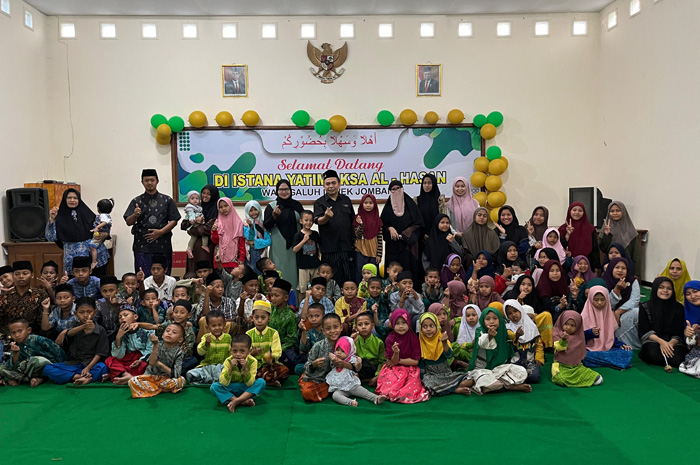 TELADAN: HM Syarif Hidayatullah ST MMT (Gus Sentot) bersama keluarga di panti asuhan Al Hasan Watugaluh, Diwek, Jombang, Senin (16/9).