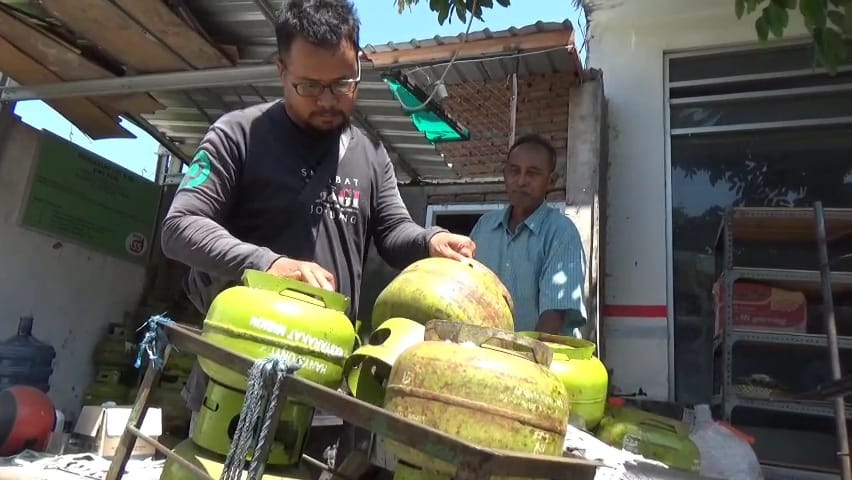 MELUAS: Kelangkaan elpiji 3 kilogram juga dirasakan warga di Desa Sidomulyo, Kecamatan Megaluh, Jombang.