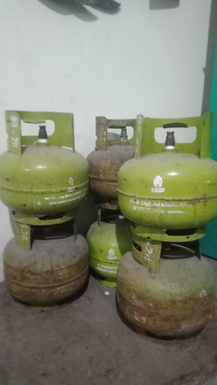 KOSONG: Kesulitan mencari gas elpiji 3 kilogram di Jombang meluas.
