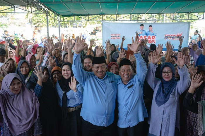 MERAKYAT: Warsubi-Salman saat hadir di Pasar Warsa Desa Sidokerto, Kecamatan Mojowarno, Jombang,(18/09).