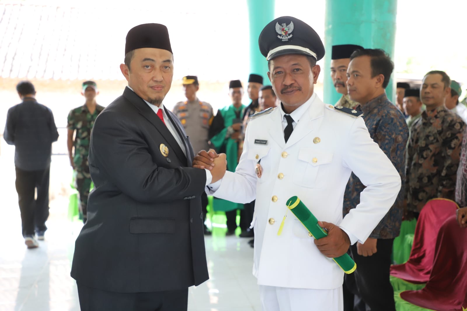 SELAMAT: Pj Bupati Jombang Drs Teguh Narutomo MM melantik Toha Kusen sebagai Kepala Desa Antar Waktu (KDAW) Desa Trawasan Kecamatan Sumobito, Jumat (20/9) siang.