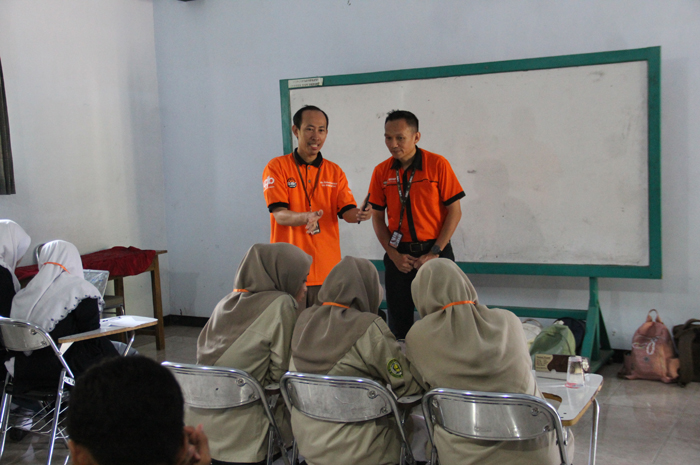 ANTUSIAS: Dr Fahimul Amri SPd MPd Ketua Panitia SBC Entrepreneur Competition bersama Yonas Pradipta Direktur Utama PT SBC Berkah Bersama saat meninjau kegiatan lomba.
