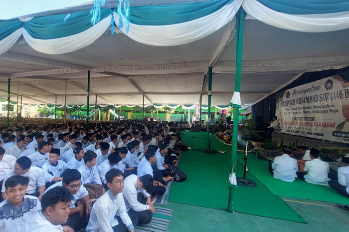 3.	Siswa MAN 1 Jombang mengikuti kegiatan peringatan Maulid Nabi Muhammad SAW