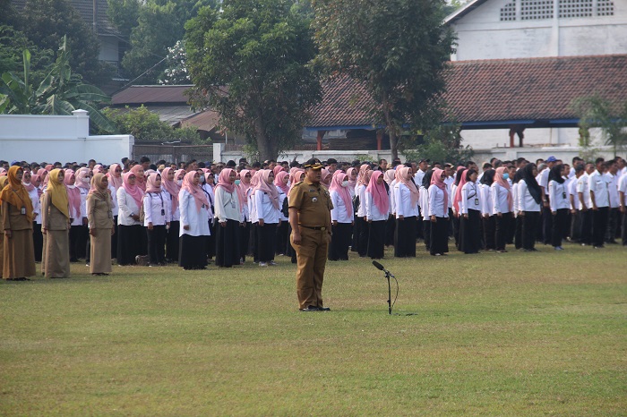 LANCAR: Pj Bupati Jombang Teguh Narutomo memimpin apel ikrar netralitas di Lapangan Pemkab Jombang, kemarin (24/9).
