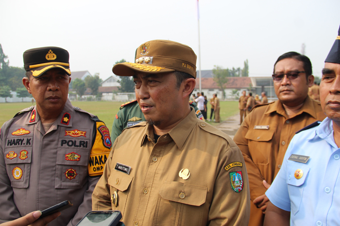 BERI PENJELASAN: Pj Bupati Jombang Teguh Narutomo saat memberikan penjelasan Senin (24/9).