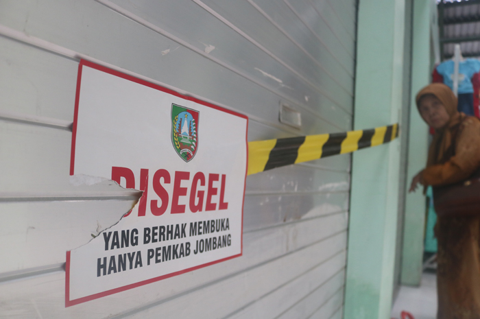 DISEGEL: Kondisi kios lantai dua Pasar Perak, Jombang yang tak lagi dihuni pedagang.