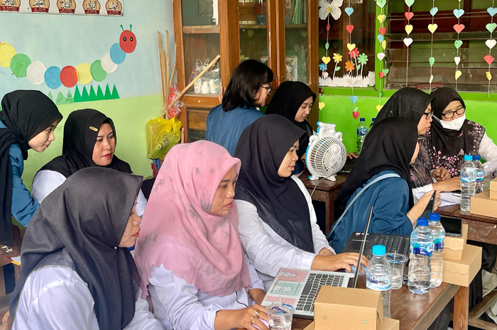 SERIUS: Pascasarjana Universitas Airlangga (UNAIR) melaksanakan kegiatan pengabdian masyarakat, Senin (23/9).