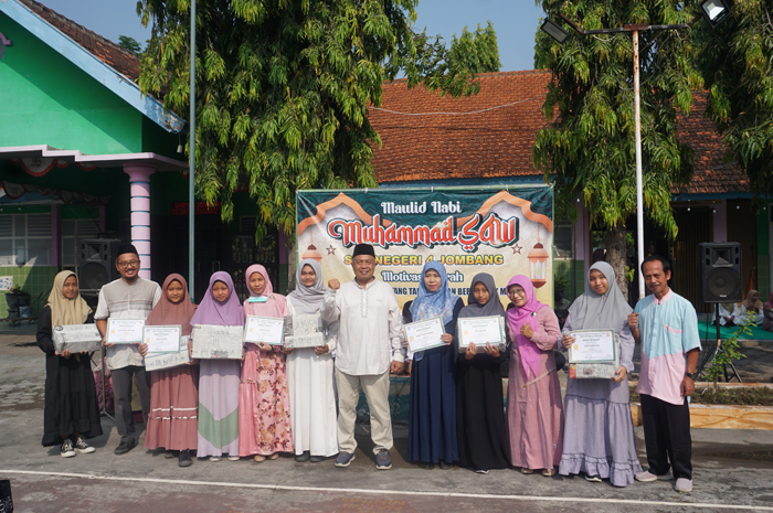 APRESIASI: Kepala SMPN 4 Jombang, Slamet Agus Tri Prastyo SPd, memberikan hadiah kepada juara lomba keagaman saat acara peringatan Maulid Nabi (26/9).