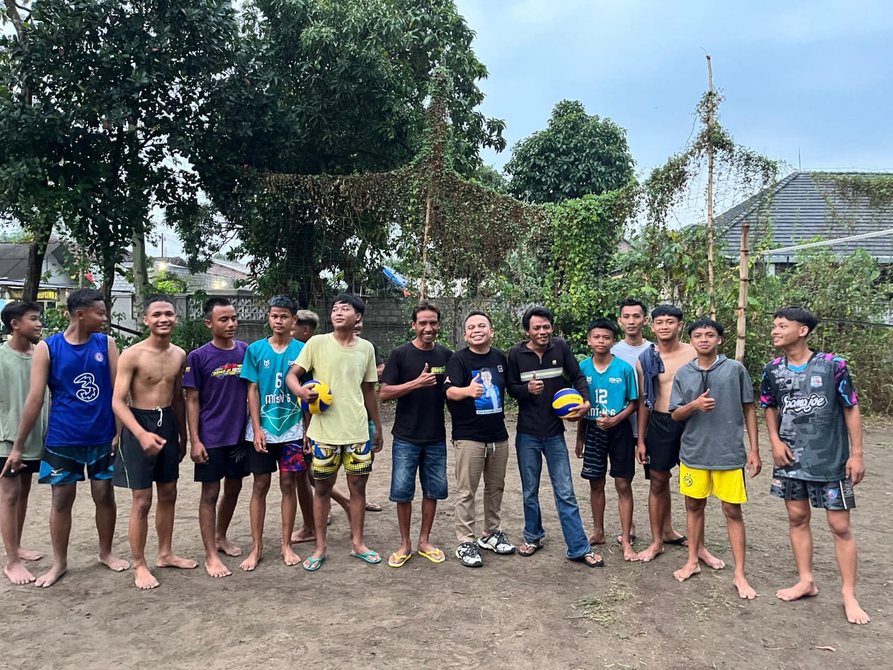 TELADAN: HM Syarif Hidayatullah ST MMT (Gus Sentot) menyumbang bola voli di Semanding Utara Desa Sumbermulyo, Kecamatan Jogoroto, Jombang, Selasa (24/9).