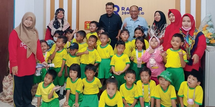 CERIA: Rombongan kelompok bermain (KB) Melati PKK Kelurahan Jombatan Jombang, berkunjung ke kantor Jawa Pos Radar Jombang Jumat (27/9).