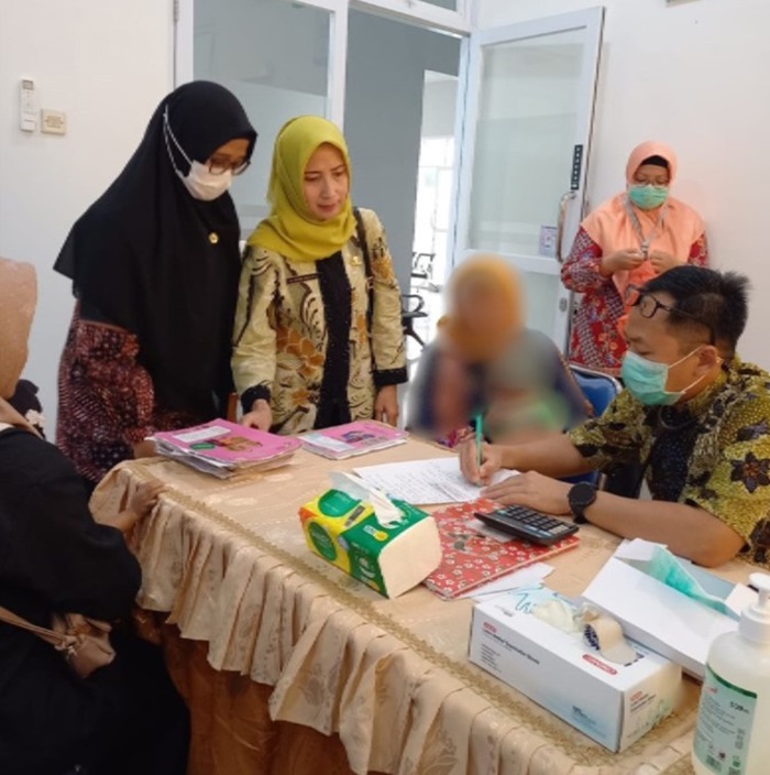 INTENSIF: Pemeriksaan balita stunting oleh dokter spesialis anak di Puskesmas Pulolor, Jombang, Kamis (12/9).