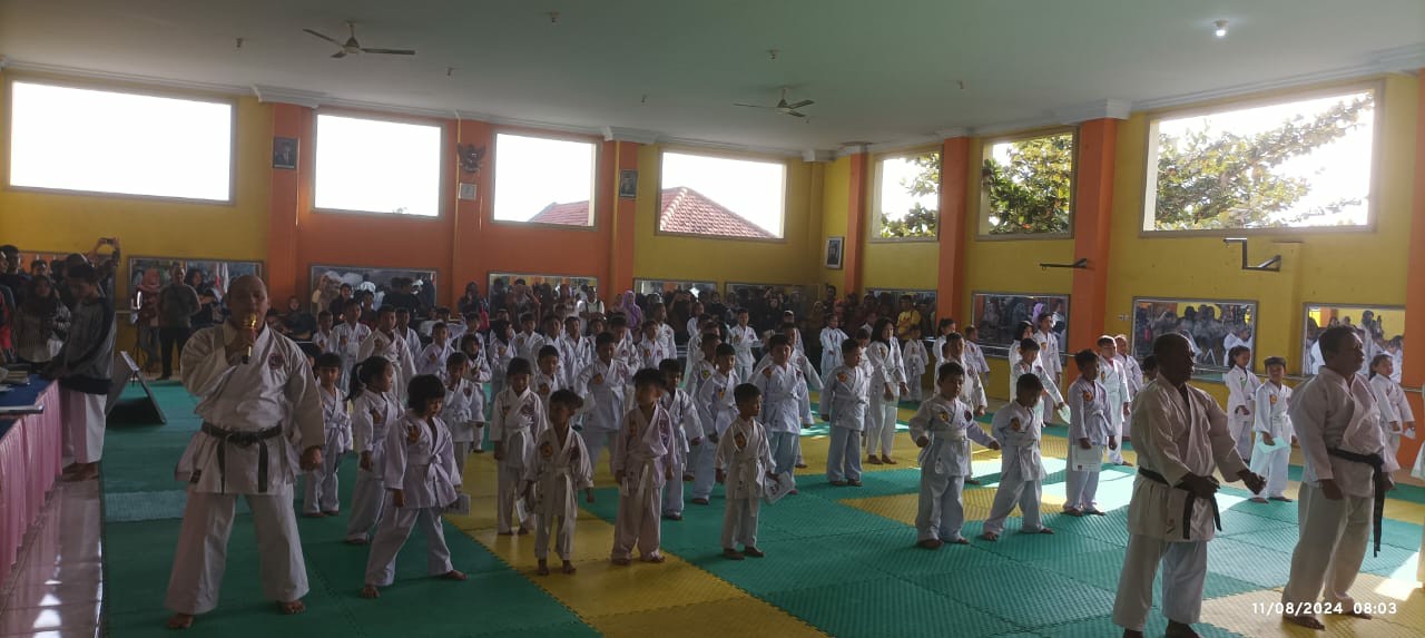 SIAP TANDING: Karateka Jombang saat ujian kenaikan tingkat di Dojo Mahameru.