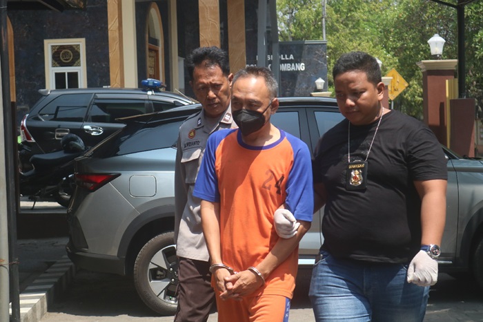 Polisi menetapkan Lutfi Jauhari, 55, warga asal Kabupaten Malang sebagai tersangka pembakaran rumah warisan peninggalan orang tuanya di Kelurahan Kaliwungu, Jombang.