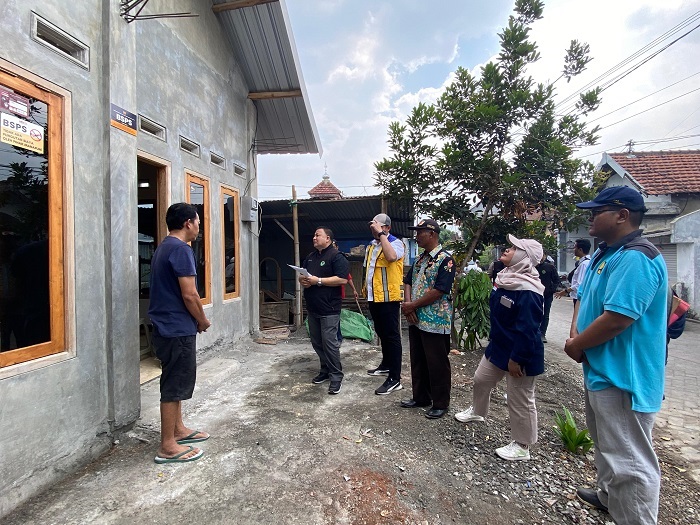 SINERGI: Dinas Perkim Jombang bersama perwakilan pemerintah pusat melakukan survei program rumah tidak layak huni.
