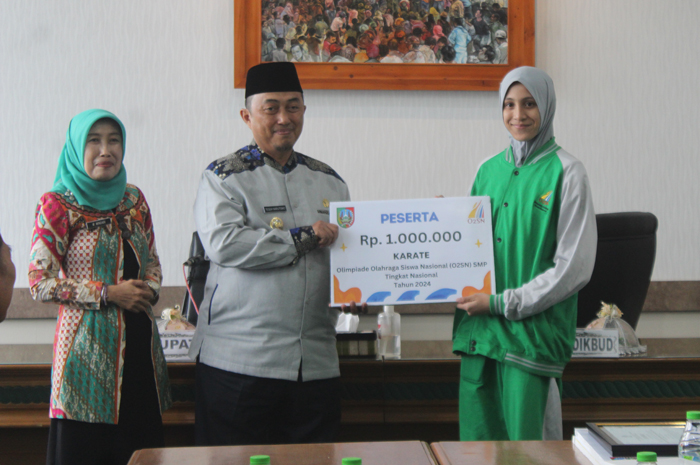 MEMBANGGAKAN: Najlah Samiyah karateka Jombang menerima penghargaan dari Pj Bupati Jombang Teguh Narutomo.