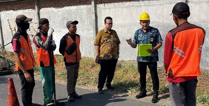 INOVATIF: Kabid Bina Marga, Agung Setiaji, melakukan pengecekan perbaikan jalan.